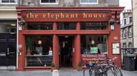 Foto: Yang pertama adalah The Elephant House Cafe, tempat JK Rowling pertama kali menulis cerita Harry Potter (Ashleigh Gray/CNN)