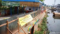 Saat ini pembangunan tanggul masih terus dilakukan di Kali Krendang. Saat ini pembangunan tanggul masih terus dilakukan di Kali Krendang.