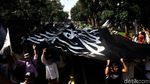Penampakan Bendera Tauhid Raksasa di Depan Kemenko Polhukam