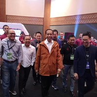 Jaket bernama Authentic yang jadi produk andalan Ame Raincoat itu dibuat dari bahan polyester pada bagian luar, sedangkan dalamnya katun yang nyaman. Ini memungkinkan jas hujan tersebut dapat dipakai ketika sedang atau tidak hujan sekalipun. Foto: dok. Singue Kilatmaka