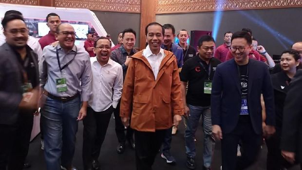 Jas Hujannya Dipakai Jokowi, Situs Brand Lokal Ini Langsung Down