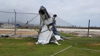 Tak hanya mobil, sebuah pesawat kecil pun rusak parah dihantam Topan Yutu di daerah Saipan, Kepulauan Mariana Utara, Amerika Serikat. Brad Ruszala/via Reuters.