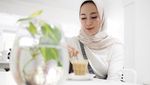 10 Momen Kulineran Asyik Ala Dewi Melky, Istri Pelawak yang Kece