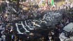 Potret Bendera Berkalimat Tauhid Raksasa di Medan Merdeka