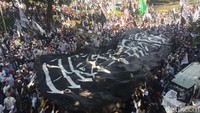 Foto: Bendera itu terus dibentangkan di depan Kemenko Polhukam. Orator pun silih berganti beorasi. (Ibnu-detikcom)