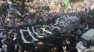 Potret Bendera Berkalimat Tauhid Raksasa di Medan Merdeka