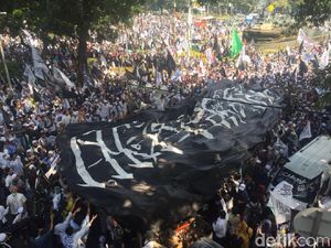 Potret Bendera Berkalimat Tauhid Raksasa di Medan Merdeka