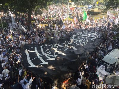 Potret Bendera Berkalimat Tauhid Raksasa di Medan Merdeka
