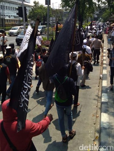 Massa Aksi Bela Tauhid di Istiqlal Long March ke Patung Kuda