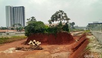 Sementara, dari Seksi II menuju Seksi III alias menuju ke Cinere belum terlihat pekerjaan konstruksi. Tol itu terlihat terputus, karena menuju ke arah Cinere masih banyak pemukiman warga.