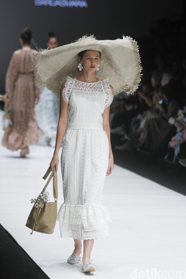 Fashion show rancangan busana terbaru Barli Asmara yang terinspirasi kota Paris yang romantis di Jakarta Fashion Week 2019, Senayan City, Jakarta. Foto: Mohammad Abduh/Wolipop