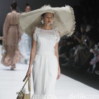 Fashion show rancangan busana terbaru Barli Asmara yang terinspirasi kota Paris yang romantis di Jakarta Fashion Week 2019, Senayan City, Jakarta. Foto: Mohammad Abduh/Wolipop