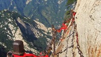 Tak ada pagar pengaman bagi pengunung yang ingin menelusuri jalur ini. Kamu hanya harus menyewa perlengkapan keamanan naik gunung sebelum memasuki Hushan Trail. Di jalur ini, rantai jadi satu-satunya pegangan yang membuat kamu tidak terjatuh (iStock)