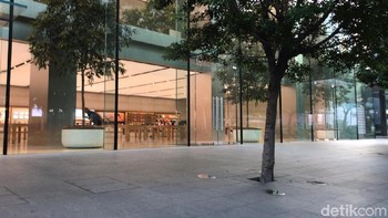Suasana pagi hari tadi di Apple Store Orchard Road di Singapura yang sunyi sepi. Foto: Adi Fida Rahman/detikinet
