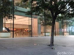 Penampakan Antrean iPhone XR yang Menyedihkan