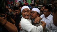 Perwakilan massa Aksi Bela Tauhid dan perwakilan PBNU berpelukkan usai bernegosiasi.