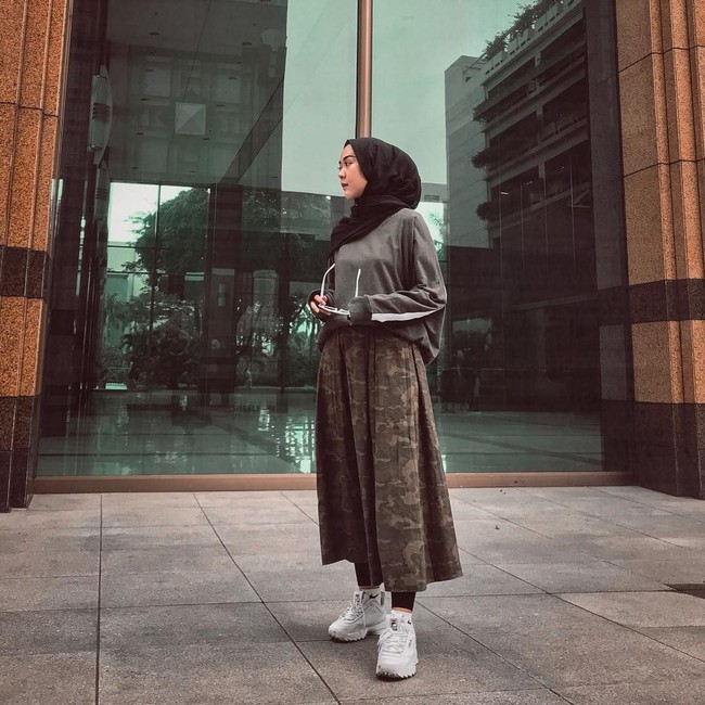 Pemilihan warna juga sangat berpengaruh. Intan biasanya memilih warna rok yang netral atau senada dengan busananya. Foto: Instagram/strngrrr