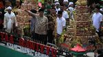Melihat Momen Keseruan Saat Menteri Airlangga Sebar Apem