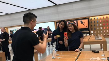 Apple membuat iPhone XR dalam enam varian warna. (Foto: detikINET/Adi Fida Rahman)