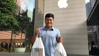 Sejak dua hari lalu dia bersama beberapa temannya mendarat di Singapura. Kedatangan mereka hanya demi mengejar iPhone XR. Foto: Adi Fida Rahman/detikinet