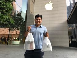 Penampakan Antrean iPhone XR yang Menyedihkan