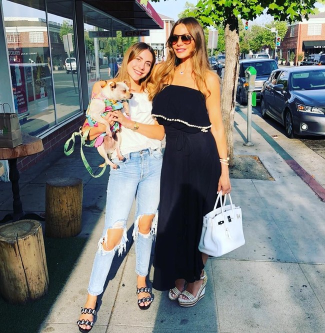 Saat sedang santai, Sofia Vergara pun masih sering tampil seksi dengan dress atau atasan tanpa lengan. Foto: Instagram @sofiavergara