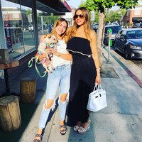 Saat sedang santai, Sofia Vergara pun masih sering tampil seksi dengan dress atau atasan tanpa lengan. Foto: Instagram @sofiavergara