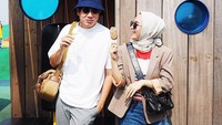  Makan es krim berdua suaminya, Dewi kelihatan seperti anak muda. Keduanya tampak masih seperti pacaran, padahal anaknya sudah ada dua. Foto: instagram @dewi_melky