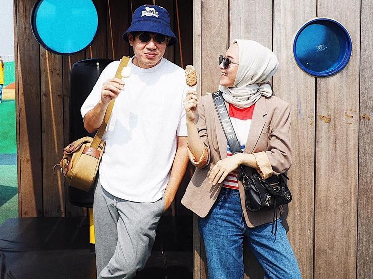 10 Momen Kulineran Asyik Ala Dewi Melky, Istri Pelawak yang Kece