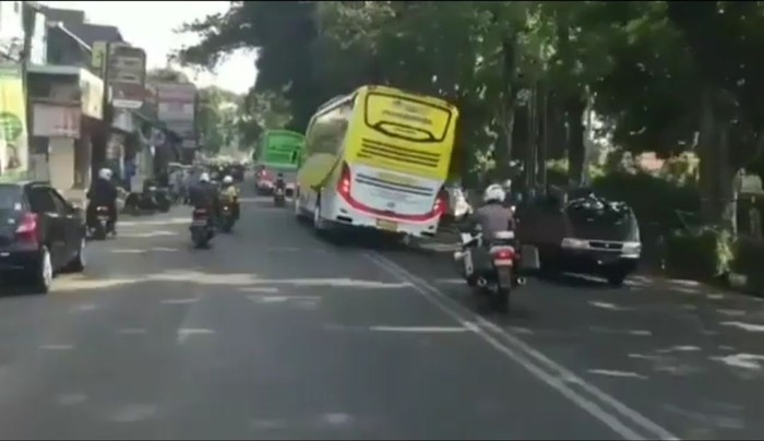 Bus ugal-ugalan di Bandung