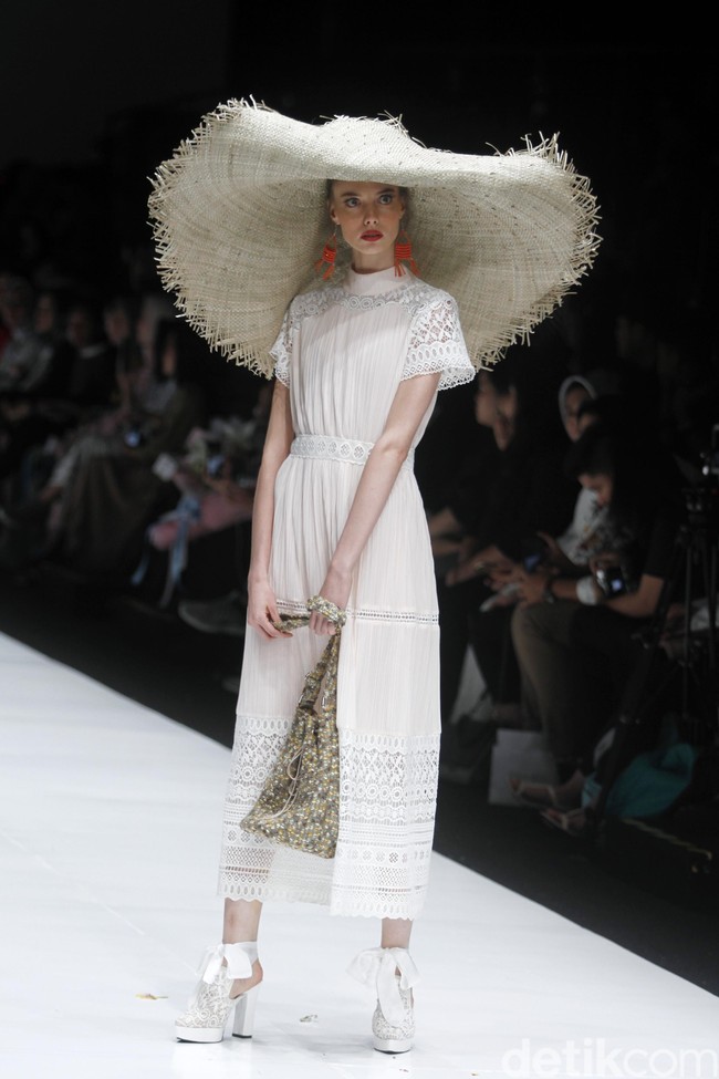 Fashion show rancangan busana terbaru Barli Asmara yang terinspirasi kota Paris yang romantis di Jakarta Fashion Week 2019, Senayan City, Jakarta. Foto: Mohammad Abduh/Wolipop