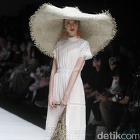 Fashion show rancangan busana terbaru Barli Asmara yang terinspirasi kota Paris yang romantis di Jakarta Fashion Week 2019, Senayan City, Jakarta. Foto: Mohammad Abduh/Wolipop