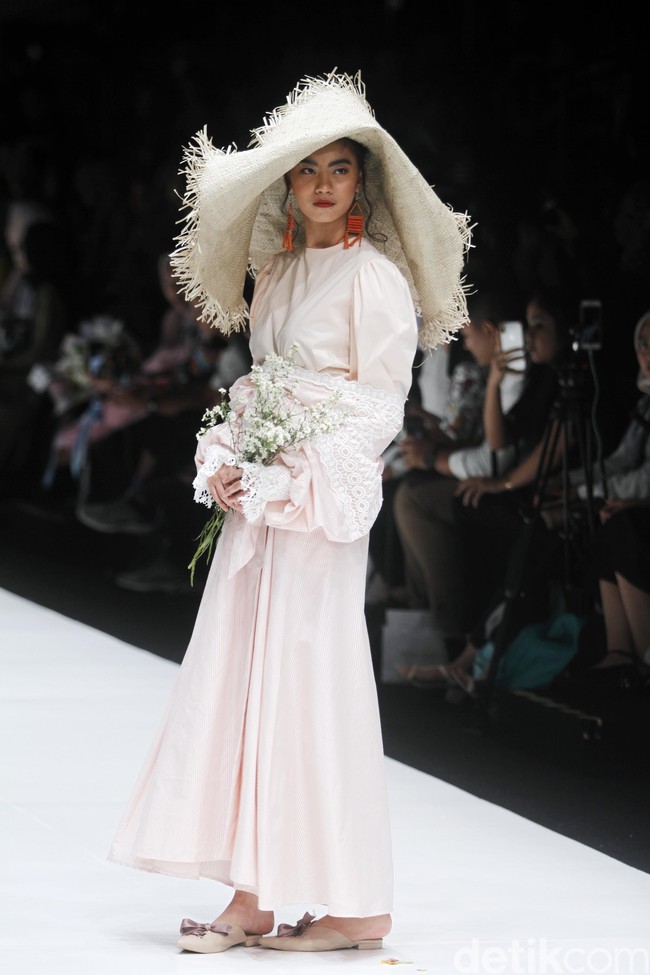 Fashion show rancangan busana terbaru Barli Asmara yang terinspirasi kota Paris yang romantis di Jakarta Fashion Week 2019, Senayan City, Jakarta. Foto: Mohammad Abduh/Wolipop