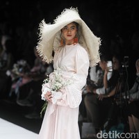 Fashion show rancangan busana terbaru Barli Asmara yang terinspirasi kota Paris yang romantis di Jakarta Fashion Week 2019, Senayan City, Jakarta. Foto: Mohammad Abduh/Wolipop
