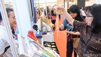 Sebanyak 8 UMKM Kerajinan mitra YDBA mengikuti pameran yang berlangsung pada 24 - 28 Oktober 2018 ini. Diikutsertakannya UMKM dalam pameran tersebut  sebagai salah satu program fasilitasi pasar oleh YDBA. Sekretaris Pengurus Yayasan Dharma Bhakti Astra (YDBA), Ida R.M. Sigalingging (tengah) bersama Bendahara Pengurus YDBA, Regina Okthory (kanan) berinteraksi dengan salah satu UMKM Kerajinan Mitra YDBA dalam Pameran Trade Expo Indonesia 2018 di ICE BSD City.  Istimewa/dok YDBA