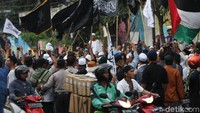 Pantauan di Jalan Kramat Raya, Jakarta Pusat, Jumat (26/10/2018). Arus lalu lintas terlihat tersendat mengarah Jalan Salemba. Massa tersebut terus berteriak bubarkan banser. Mereka juga teriak takbir.