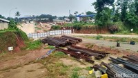 Tumpukan material bangunan untuk proyek tol Dijago.