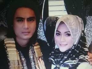 Digugat Cerai 26 September, Charly Van Houten dan Istri Masih Serumah?