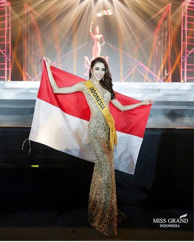 Dalam babak top 10, Nadia Purwoko pun berkesempatan memberikan pidato yang temanya seputar perdamaian. Ajang Miss Grand International sendiri merupakan kontes kecantikan di mana pemenangnya akan menjadi duta perdamaian dunia. Foto: Instagram/Facebook