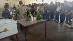 Foto: Tangis di Kremasi Sekeluarga yang Tewas Tertembak Kepalanya