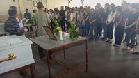 Keluarga yang hadir, terlihat menangis saat jenazah dua keluarganya tiba di Krematorium Sampurna. Isak tangisan keluarga semakin pecah saat jenazah Margaret dan Ketty dimasukkan ke tempat pembakaran. 