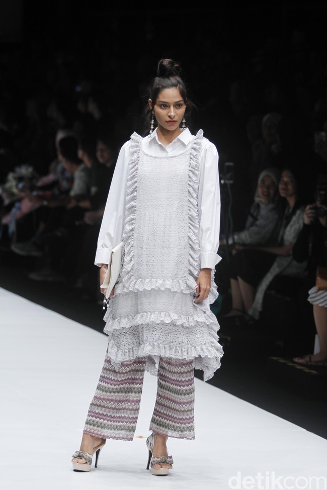Fashion show rancangan busana terbaru Barli Asmara yang terinspirasi kota Paris yang romantis di Jakarta Fashion Week 2019, Senayan City, Jakarta. Foto: Mohammad Abduh/Wolipop
