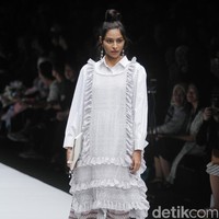 Fashion show rancangan busana terbaru Barli Asmara yang terinspirasi kota Paris yang romantis di Jakarta Fashion Week 2019, Senayan City, Jakarta. Foto: Mohammad Abduh/Wolipop