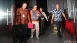 Penyuap Bupati Cirebon Malah Tersenyum saat Ditahan KPK