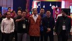 Deretan Gaya Jokowi Pamer Jaket hingga Sepatu Lokal