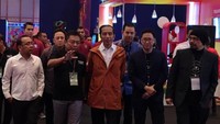 Terakhir, Jokowi belum lama ini juga memamerkan jaket dengan merek Ame Raincoat, sebuah brand lokal asal Bandung. Foto: Dok. Singue Kilatmaka