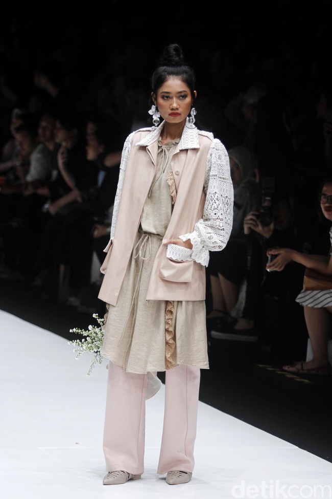 Fashion show rancangan busana terbaru Barli Asmara yang terinspirasi kota Paris yang romantis di Jakarta Fashion Week 2019, Senayan City, Jakarta. Foto: Mohammad Abduh/Wolipop