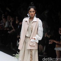 Fashion show rancangan busana terbaru Barli Asmara yang terinspirasi kota Paris yang romantis di Jakarta Fashion Week 2019, Senayan City, Jakarta. Foto: Mohammad Abduh/Wolipop