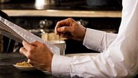 Secangkir kopi dan koran di pagi hari, membuat Brad semakin keren dan tampan. Siapa sangka aktor yang satu ini sudah menginjak usia 54 tahun! Foto: Istimewa