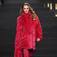 Mantan model Victorias Secret Candice Swanepoel tampil dengan gaya glamor untuk musim dingin, dengan palet monokrom bernuansa berry. Coat berbulu dan thigh-high boots jadi fashion statement yang tak terelakkan. (Foto: Getty Images)